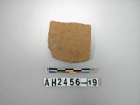 藏品(紅色細砂素面陶片)的圖片